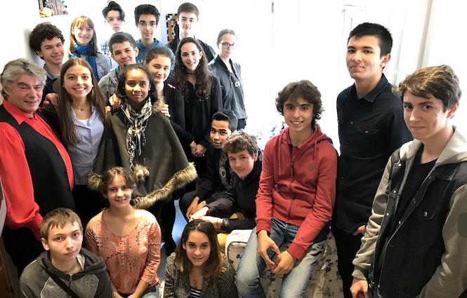 Stage de magie avec des adolescents enthousiastes